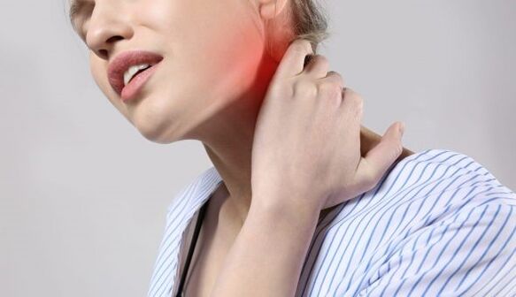 При остеохондроза на шийните прешлени се появяват болки във врата и раменете
