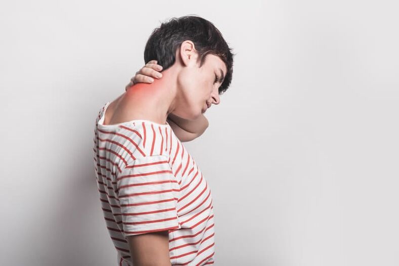 Болка в шията при жена с остеохондроза на шийните прешлени
