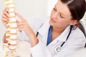 лекарят демонстрира гръдна остеохондроза на макета